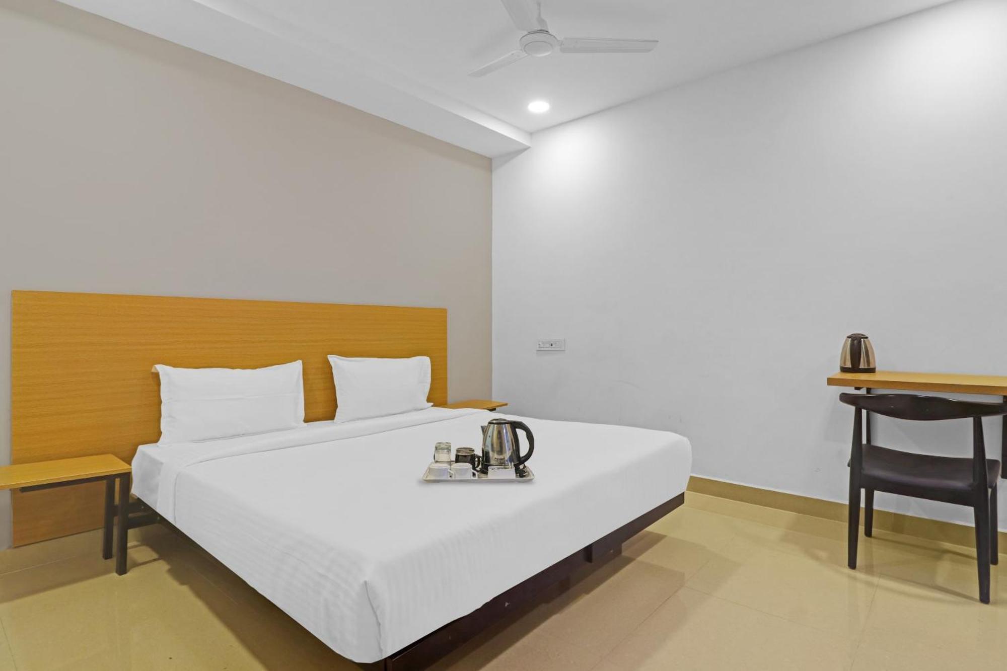 Hotel Super Townhouse Che Sigma Hyderabad Esterno foto