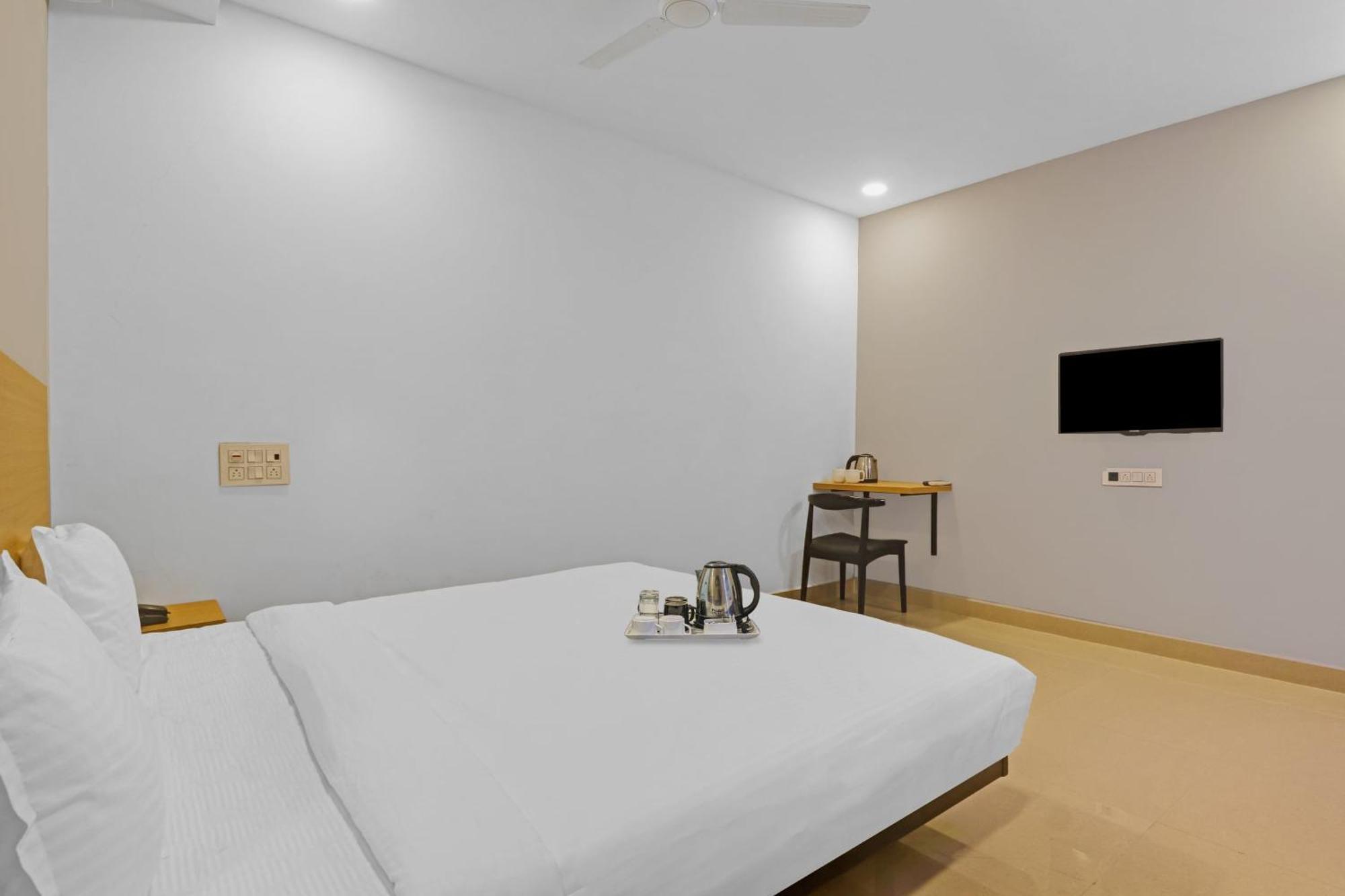 Hotel Super Townhouse Che Sigma Hyderabad Esterno foto