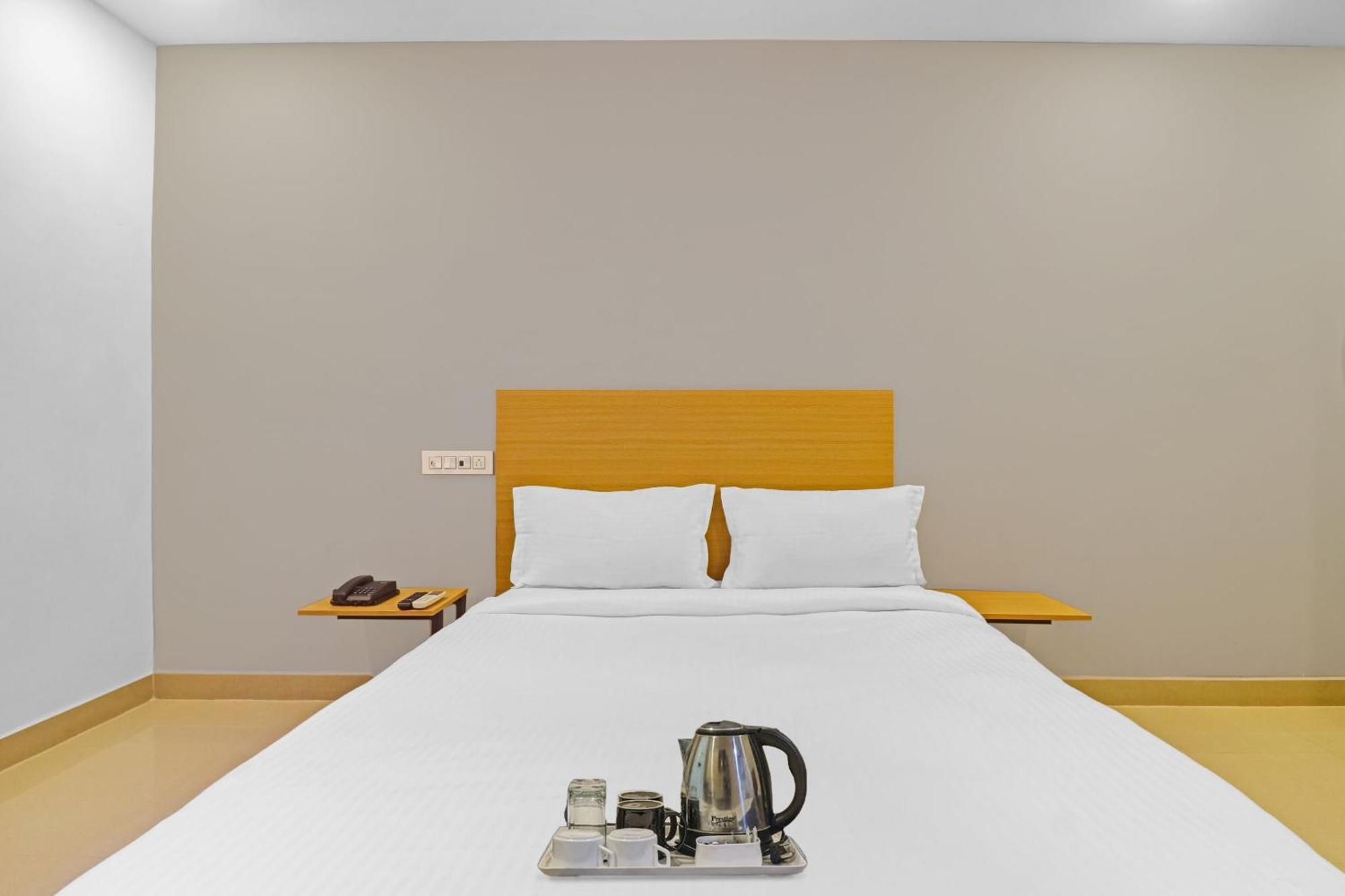 Hotel Super Townhouse Che Sigma Hyderabad Esterno foto