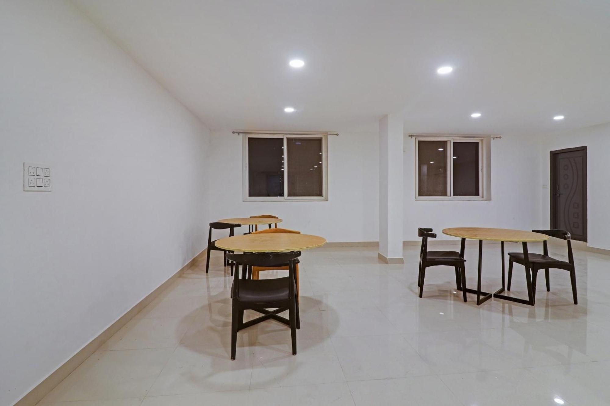 Hotel Super Townhouse Che Sigma Hyderabad Esterno foto