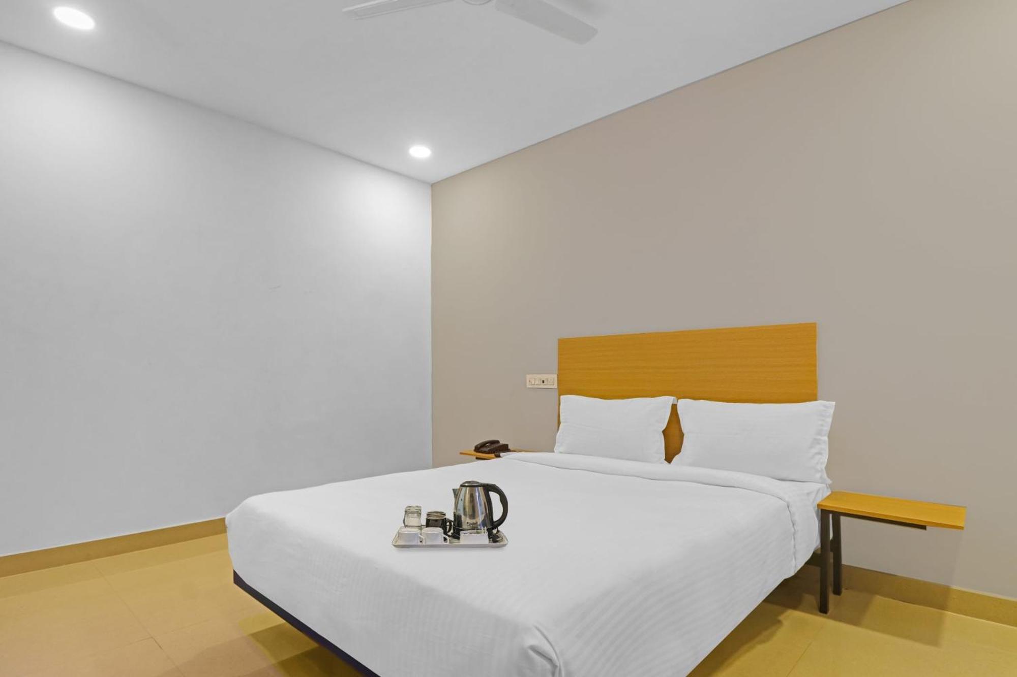 Hotel Super Townhouse Che Sigma Hyderabad Esterno foto