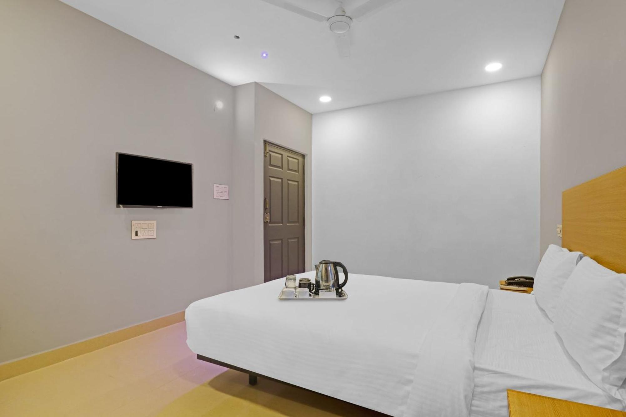 Hotel Super Townhouse Che Sigma Hyderabad Esterno foto