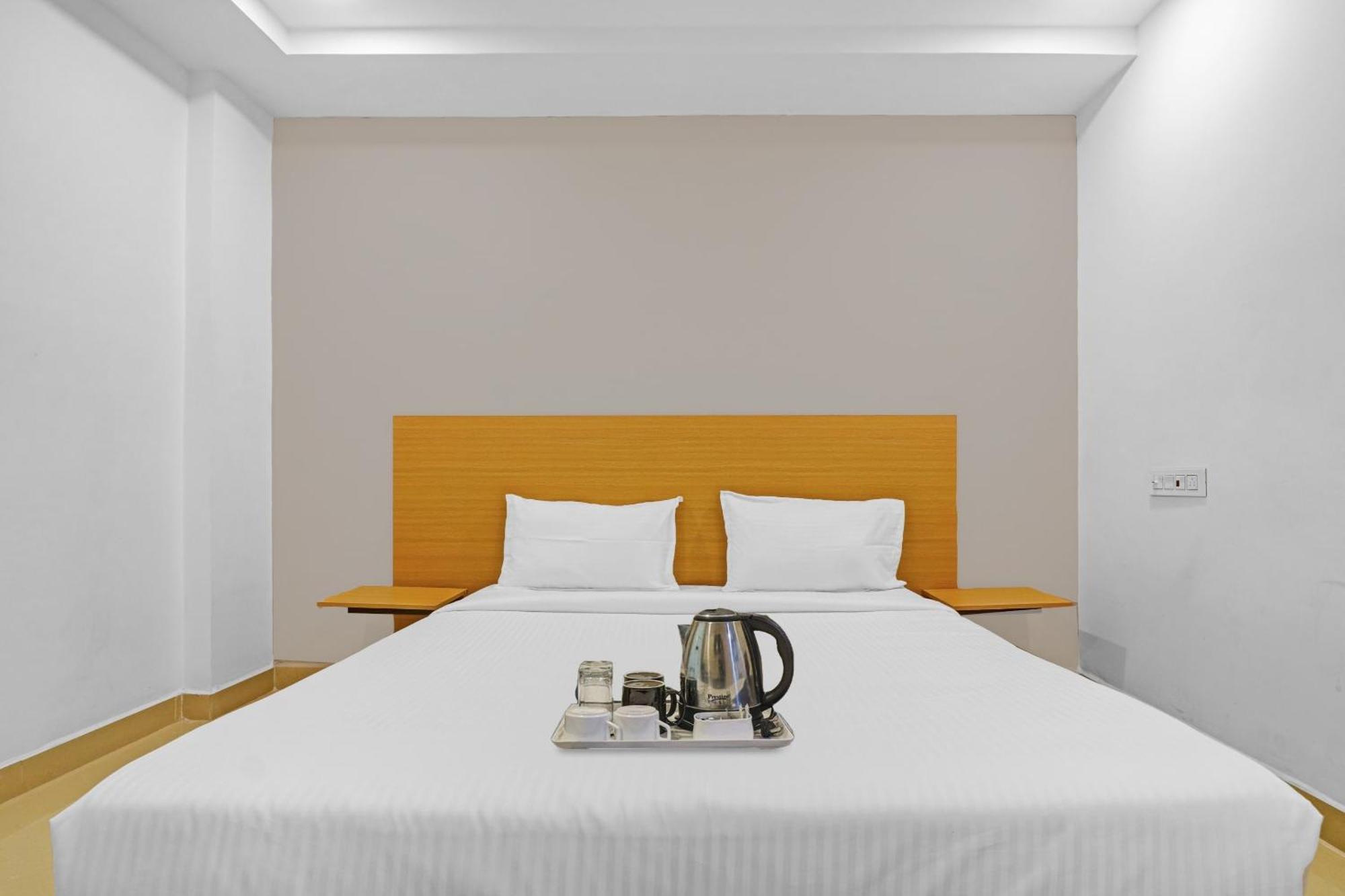 Hotel Super Townhouse Che Sigma Hyderabad Esterno foto