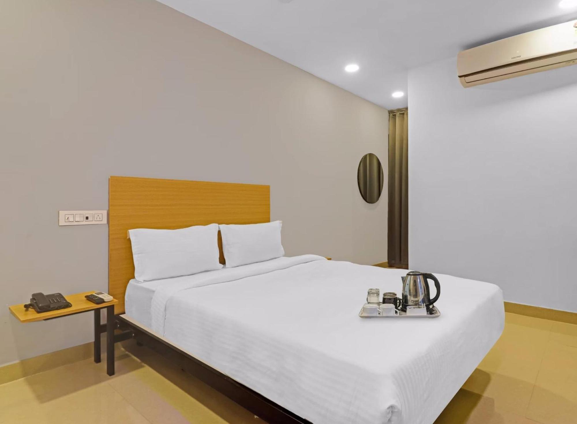 Hotel Super Townhouse Che Sigma Hyderabad Esterno foto